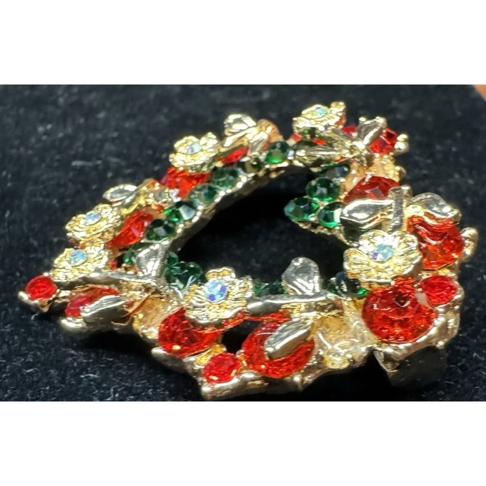 Vintage Christmas Rhinestone Heart Wreath Brooch Red Green Gold Tone Holiday Pin